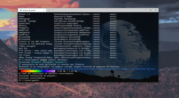 Ventana de PowerShell mostrando la instalación de Notepad++ con `winget update all`.