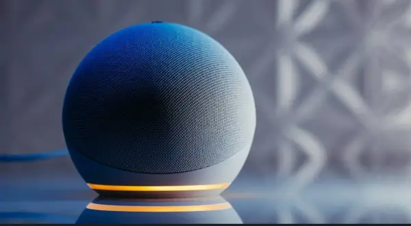 Altavoz inteligente con luz azul y naranja, listo para recibir tus comandos de Alexa.