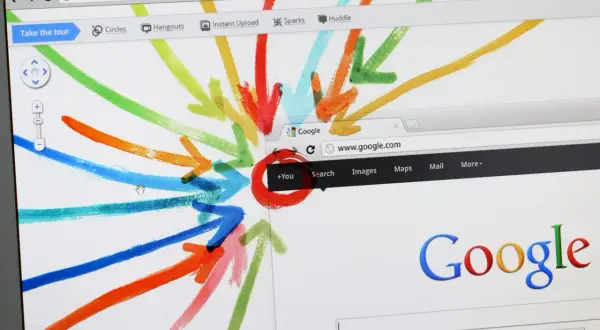 Descubre trucos de Google con flechas de colores apuntando a la página principal. ¡Explora las posibilidades!
