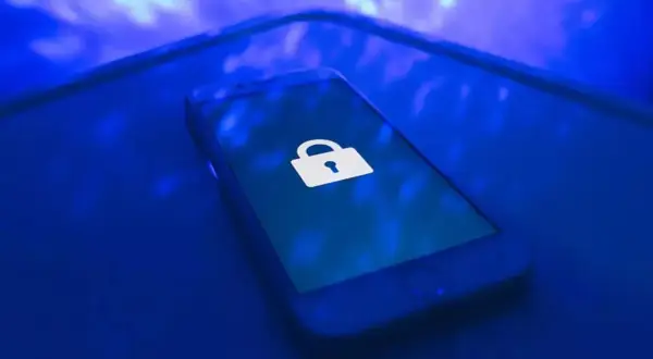 Teléfono con candado, símbolo de seguridad. ¿Qué pueden hacer con mi número de teléfono?