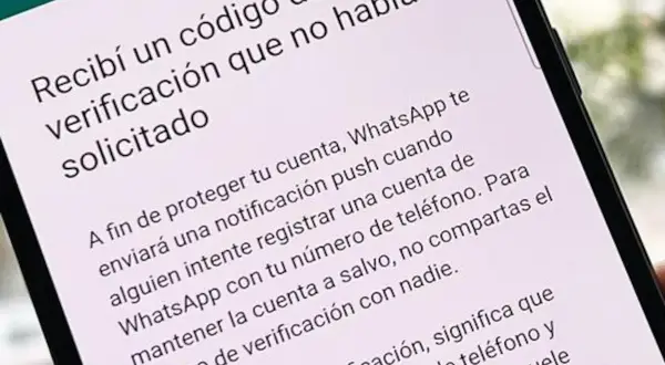 Pantalla de móvil con mensaje: "Recibí un código de verificación que no había solicitado". Explica que WhatsApp envía notificaciones para proteger tu cuenta.