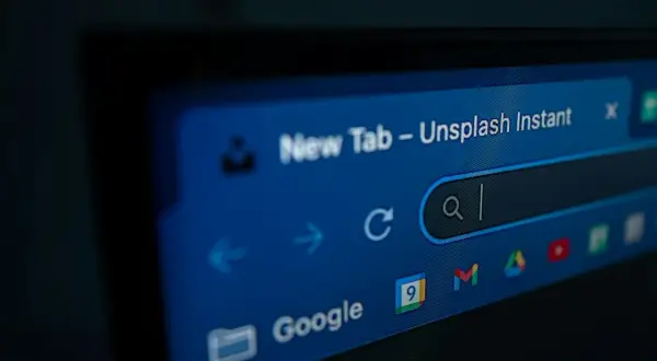 Pantalla de navegador con barra de búsqueda y pestañas. Aprende como quitar el modo incognito fácilmente.