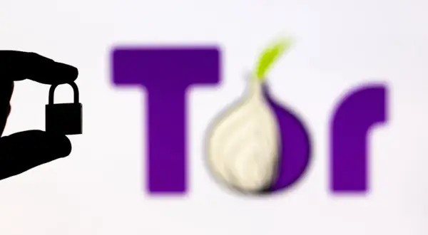 Silueta de mano sosteniendo un candado frente al logo de Tor, que representa seguridad y privacidad, no algo malvado.