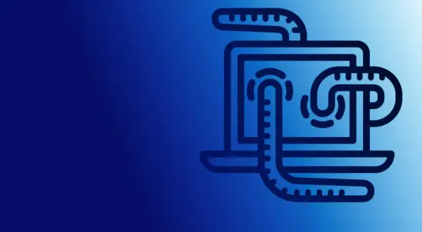 Un gusano informático se arrastra por un portátil, simbolizando una amenaza digital.