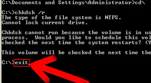 Pantalla negra con texto blanco mostrando comandos de CHKDSK y un cursor resaltado.