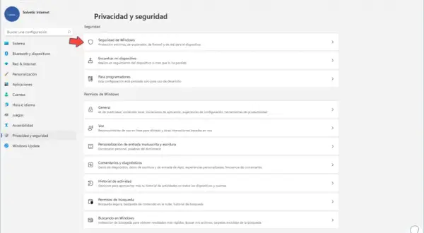 Configuración de Privacidad y seguridad. Se muestra la opción "Seguridad de Windows", que permite desactivar Windows Defender permanentemente.