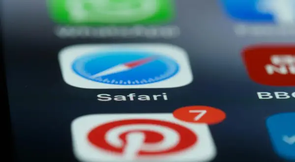 Icono de Safari en pantalla de móvil. Aprende como quitar la navegación privada y navegar sin dejar rastro.