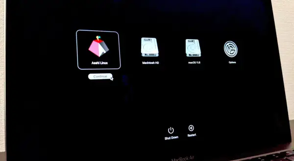 Pantalla de inicio de MacBook Air mostrando opciones de arranque: Asahi Linux, Macintosh HD y macOS 11.6.