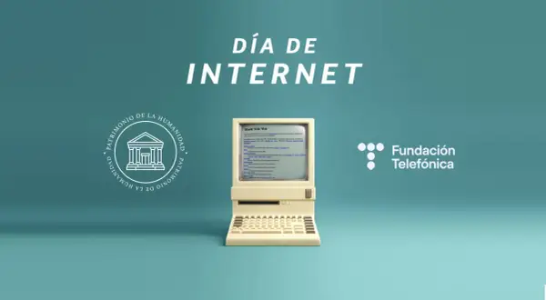 Un ordenador antiguo muestra la primera web de la historia, celebrando el Día de Internet.
