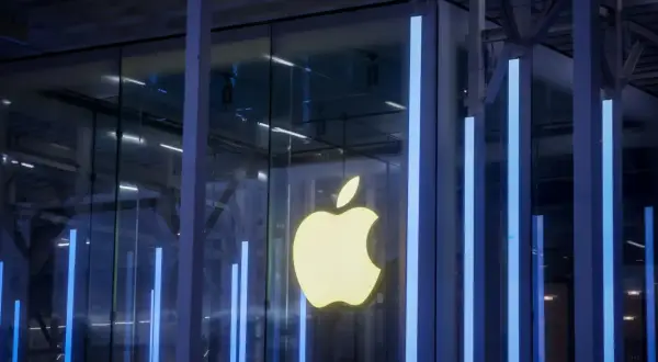 El logo dorado de Apple brilla en una fachada de vidrio, anticipando las novedades de WWDC 2026.
