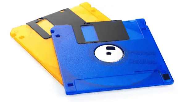Dos disquetes, uno azul y otro amarillo, listos para guardar tus archivos. ¡Un recuerdo de la era free DOS!