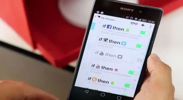 Muestra la app IFTTT que es, con recetas como "si hay mensaje en Facebook, entonces notificar" o "si publicas en Instagram, entonces tuitear".