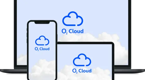 Dispositivos electrónicos muestran el logo de O2 Cloud sobre un fondo de nubes.
