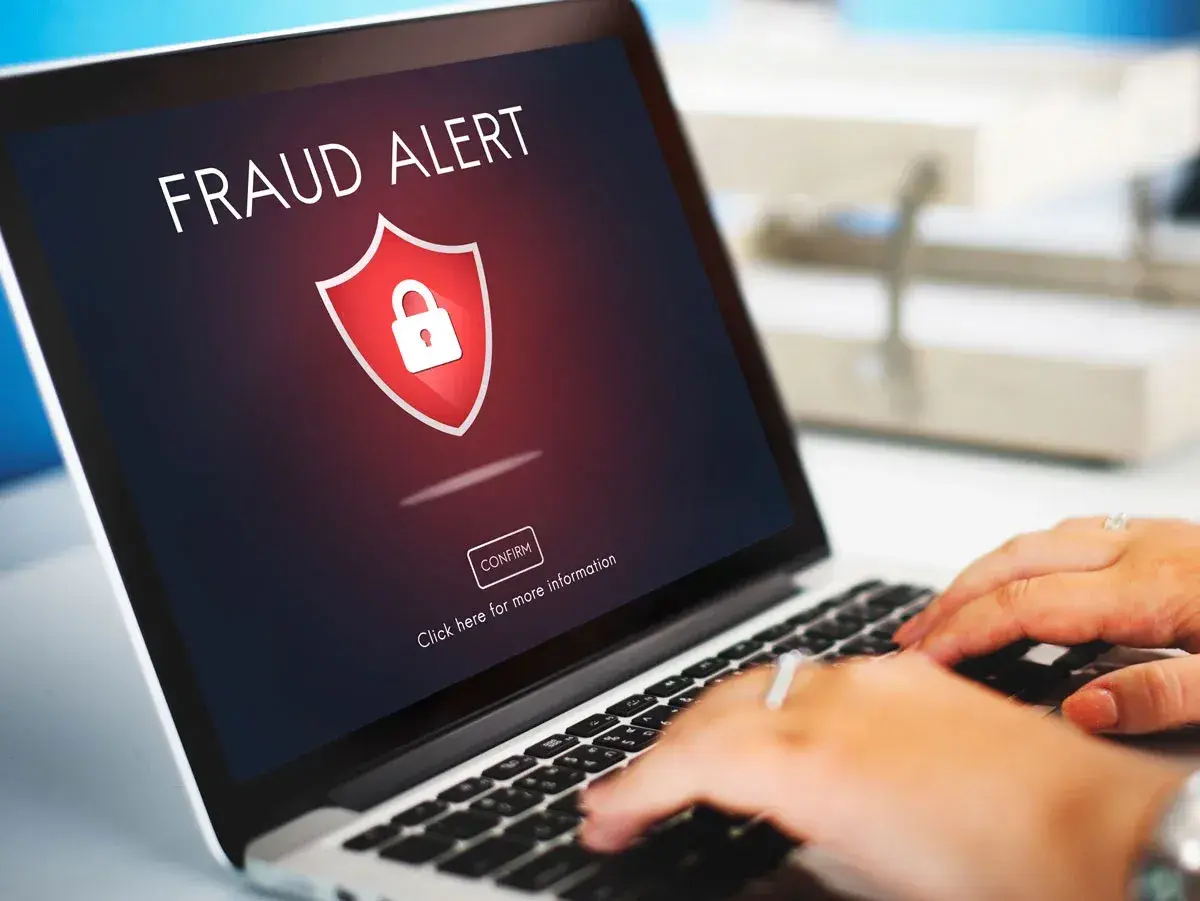 Alerta de fraude en pantalla de portátil. ¡Actúa rápido para eliminar ransomware y proteger tus datos!