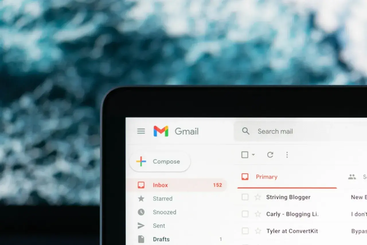 Pantalla de Gmail. Me han enviado un correo desde mi cuenta, aparece en la bandeja de entrada con 152 mensajes.