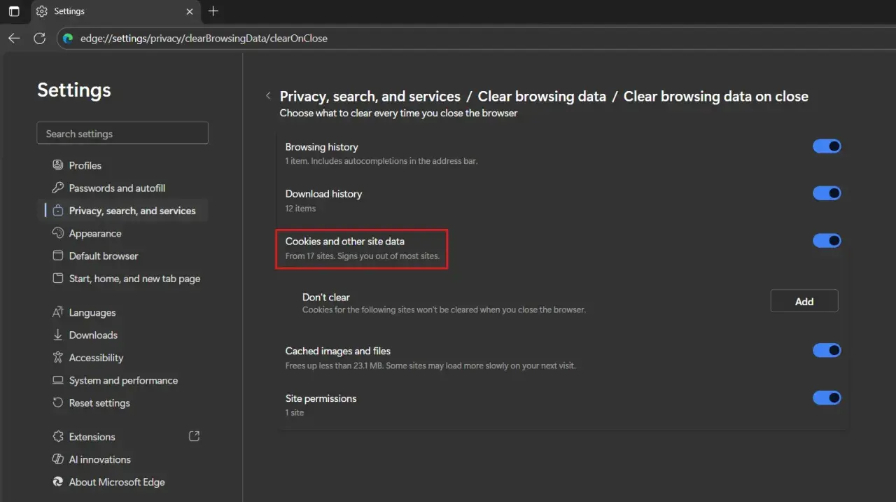 Configuración de Edge para eliminar cookies al cerrar. La opción "Cookies y otros datos del sitio" está activada.