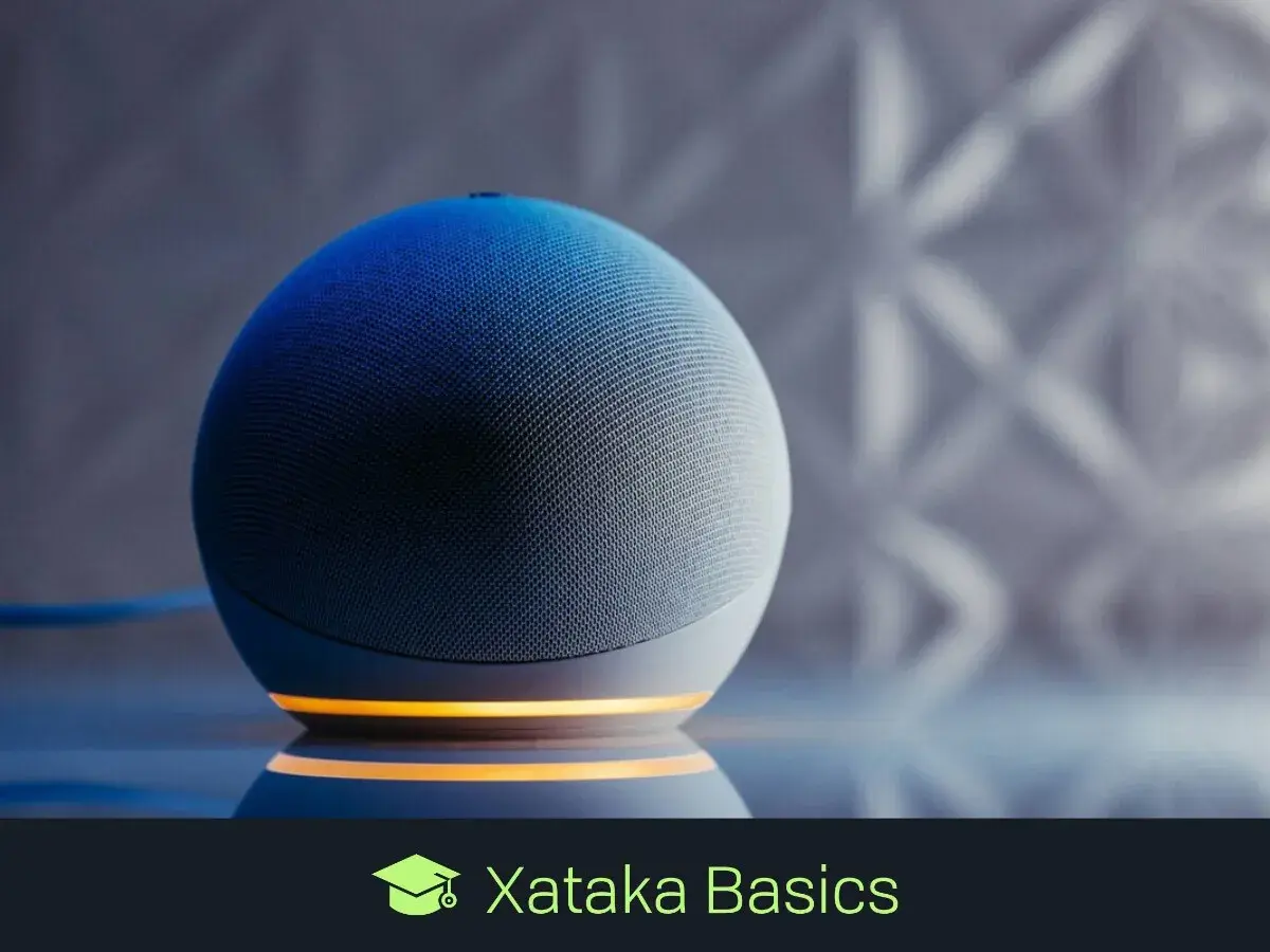 Altavoz inteligente con luz azul y naranja, listo para recibir tus comandos de Alexa.