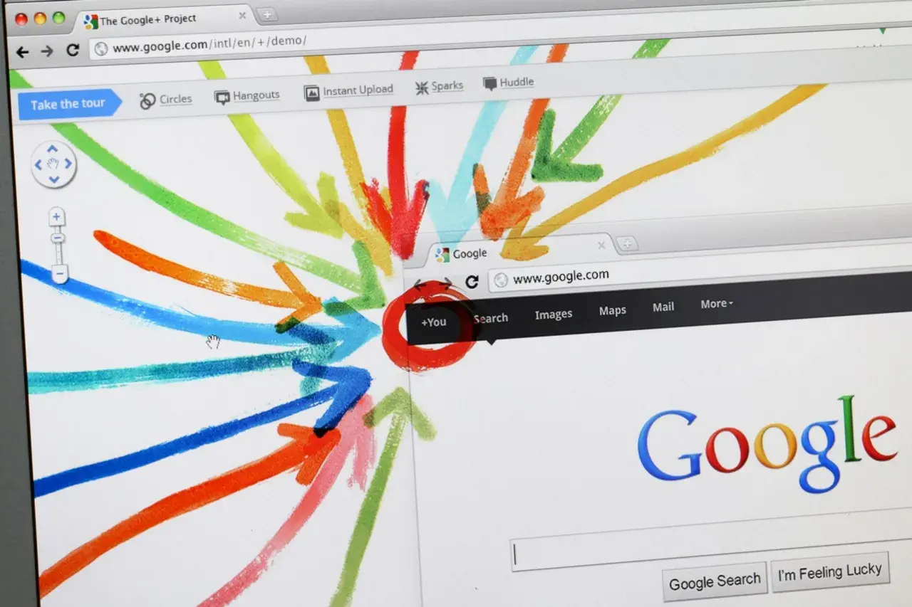 Descubre trucos de Google con flechas de colores apuntando a la página principal. ¡Explora las posibilidades!