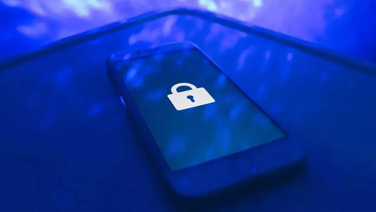 Teléfono con candado, símbolo de seguridad. ¿Qué pueden hacer con mi número de teléfono?