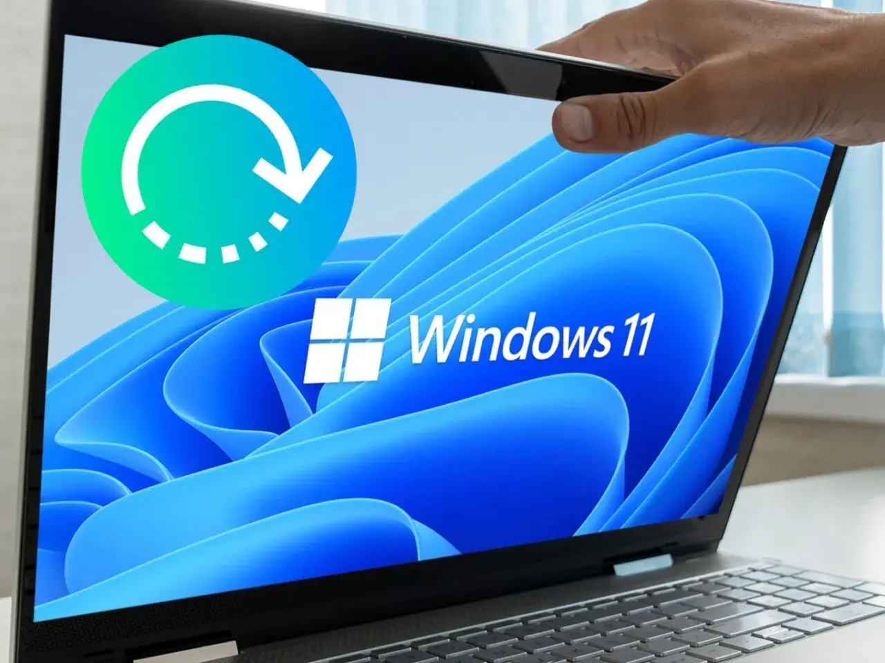 Icono de ciclo de reinicio sobre pantalla de laptop con logo de Windows 11. Ideal para guías sobre cómo restaurar Windows 11.