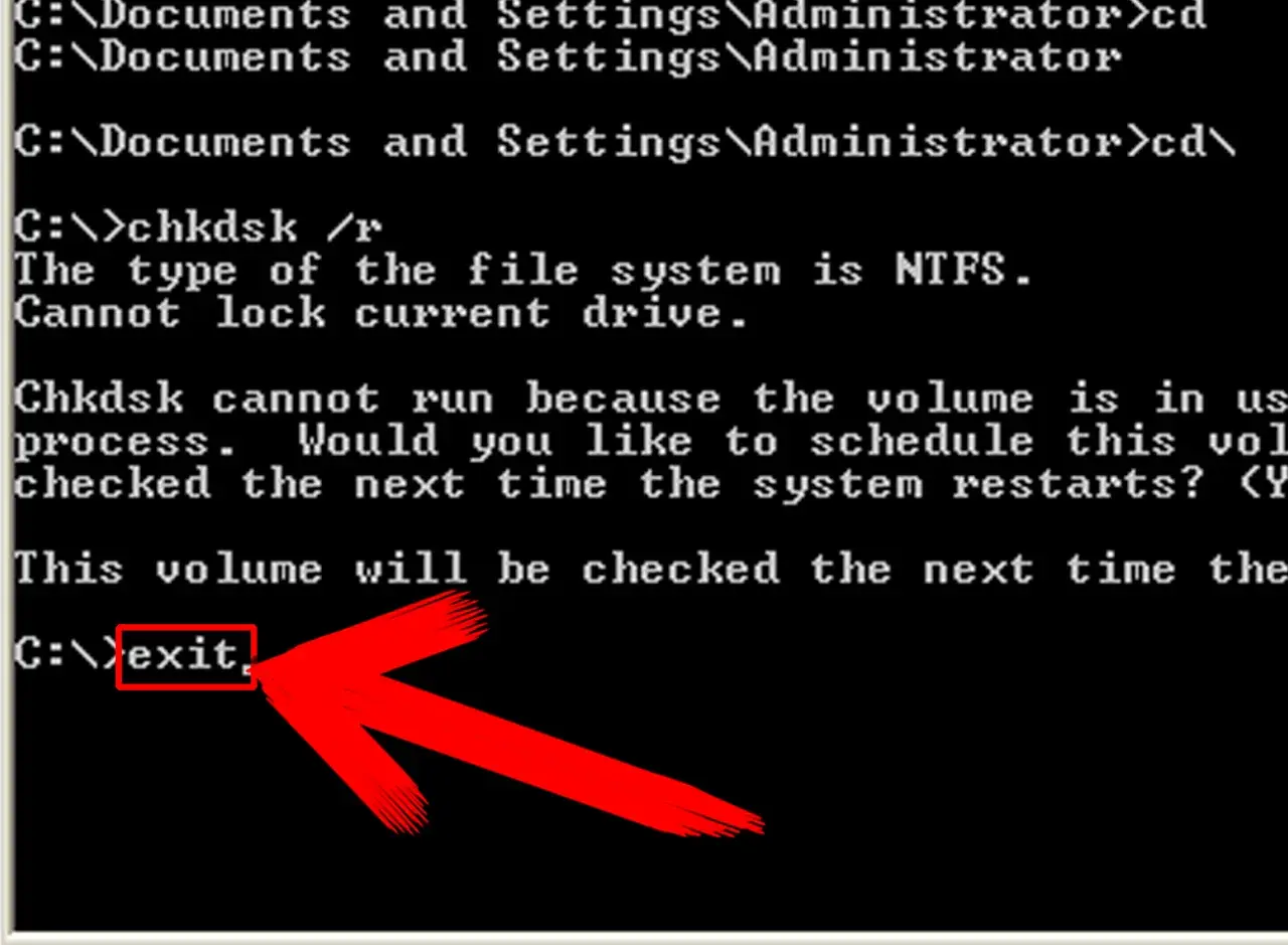 Pantalla negra con texto blanco mostrando comandos de CHKDSK y un cursor resaltado.