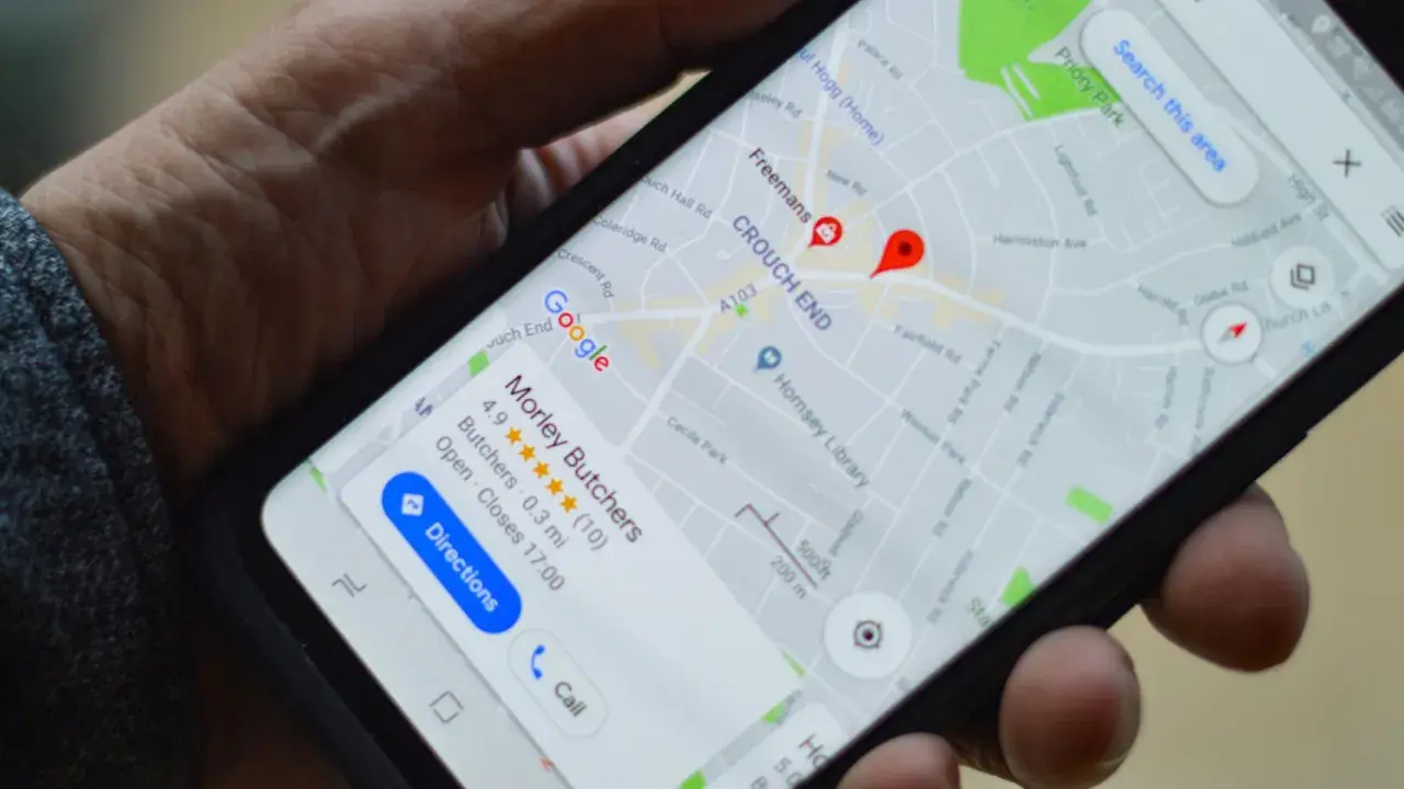 Mano sujetando un móvil con Google Maps. Si te preguntas como saber si me rastrean el móvil, revisa tu ubicación.
