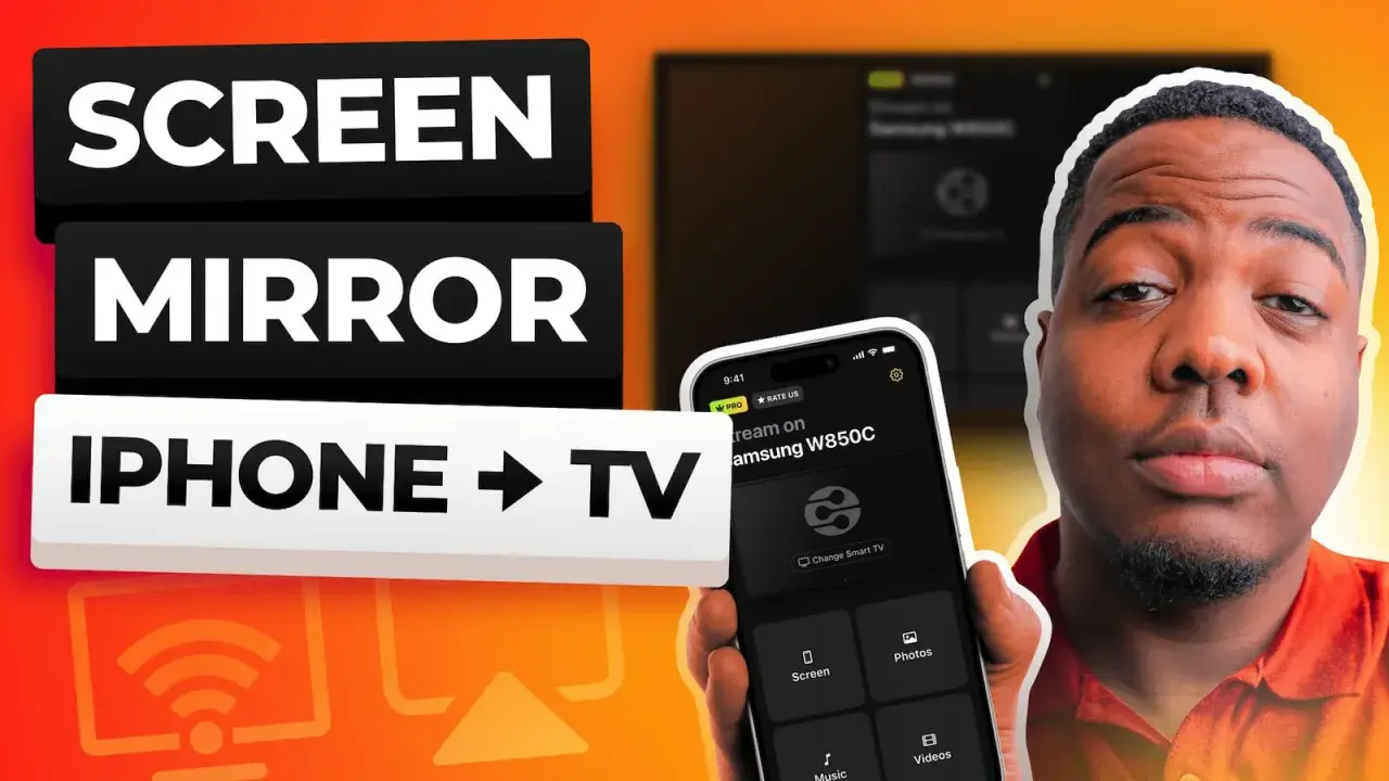 Hombre mostrando cómo hacer compartir pantalla iPhone a TV. La app en el móvil permite transmitir contenido.
