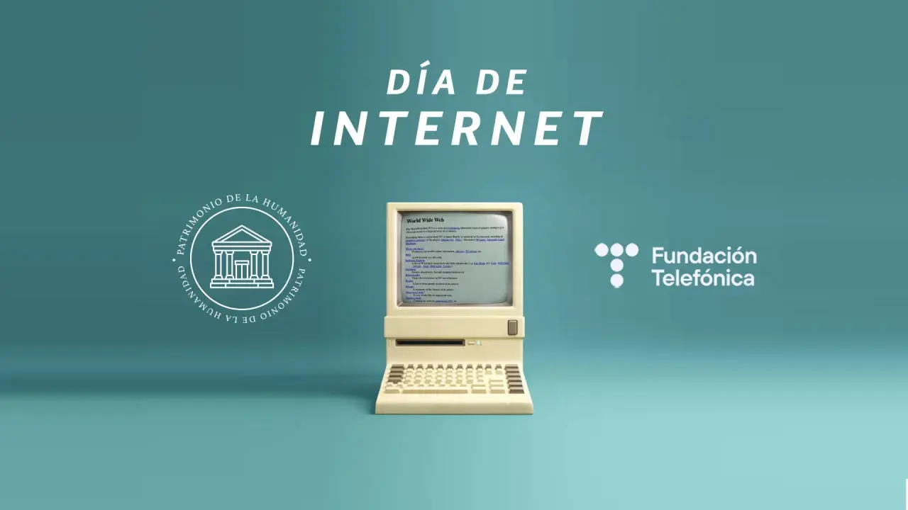 Un ordenador antiguo muestra la primera web de la historia, celebrando el Día de Internet.