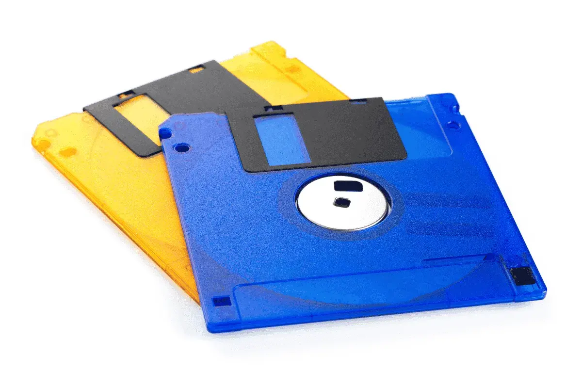 Dos disquetes, uno azul y otro amarillo, listos para guardar tus archivos. ¡Un recuerdo de la era free DOS!