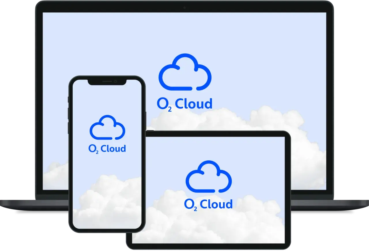 Dispositivos electrónicos muestran el logo de O2 Cloud sobre un fondo de nubes.