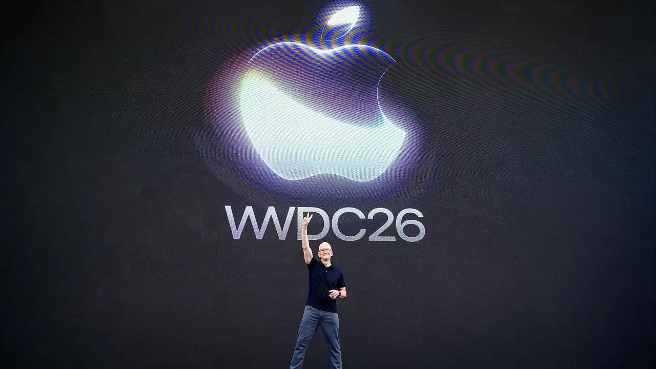 Tim Cook celebra en el escenario de WWDC26 con el logo de Apple brillando detr&aacute;s.
