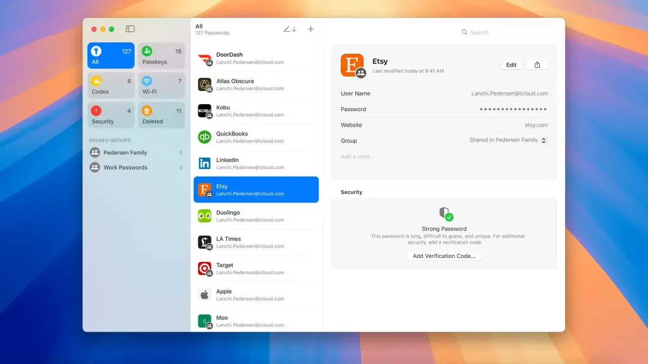 Gestor de contrase&ntilde;as de Apple mostrando la entrada de Etsy con detalles de seguridad y la opci&oacute;n de a&ntilde;adir un c&oacute;digo de verificaci&oacute;n.