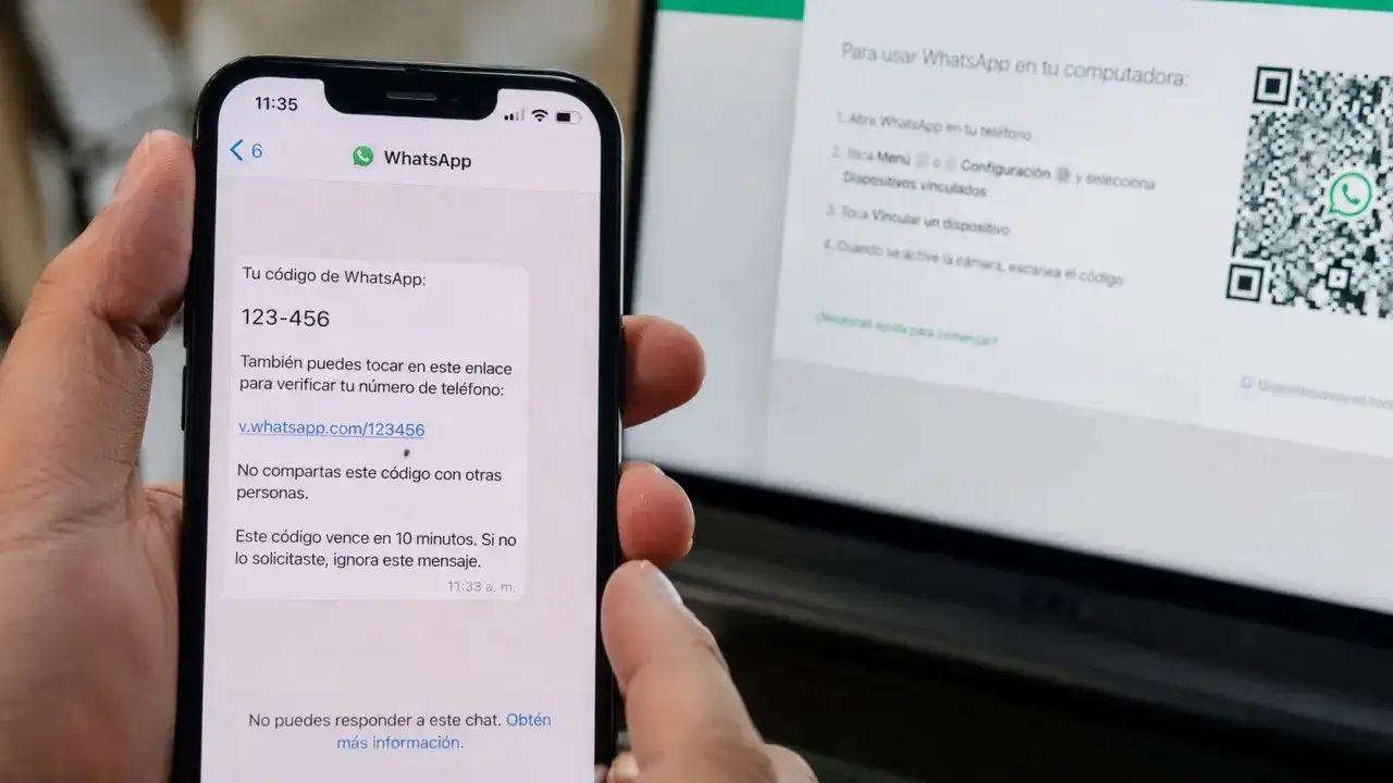 Un mensaje de WhatsApp muestra un c&oacute;digo de verificaci&oacute;n: 123-456. El texto indica que si no lo solicitaste, ignores este mensaje.