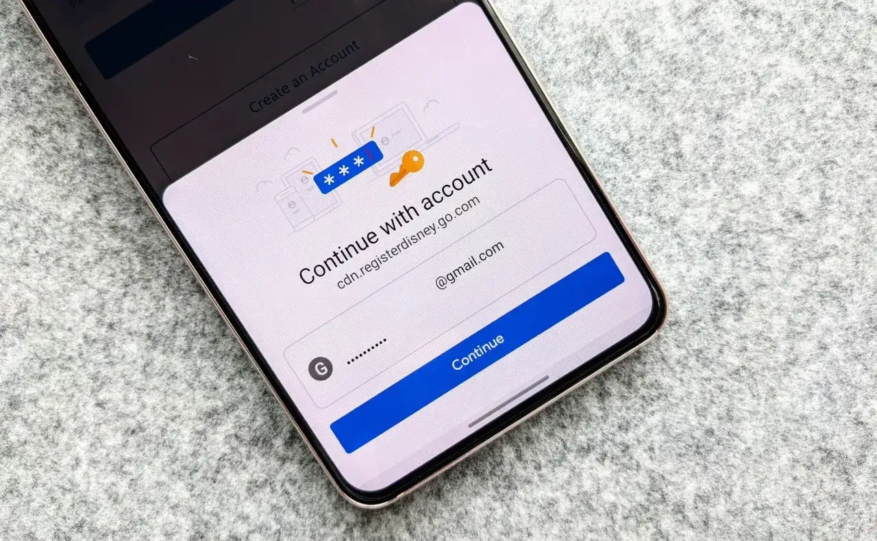 Pantalla de m&oacute;vil mostrando el gestor de contrase&ntilde;as de Google para iniciar sesi&oacute;n en Disney.