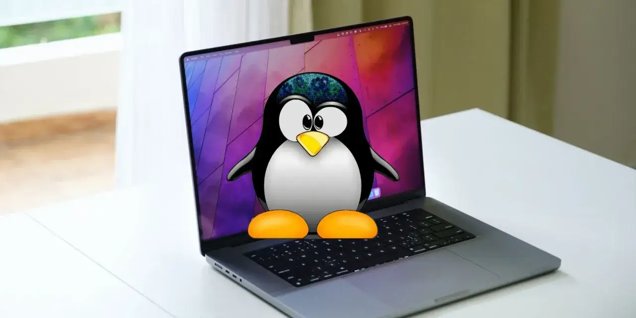 Un ping&uuml;ino Tux, s&iacute;mbolo de Linux, aparece en la pantalla de un port&aacute;til, sugiriendo la instalaci&oacute;n de Asahi Linux.