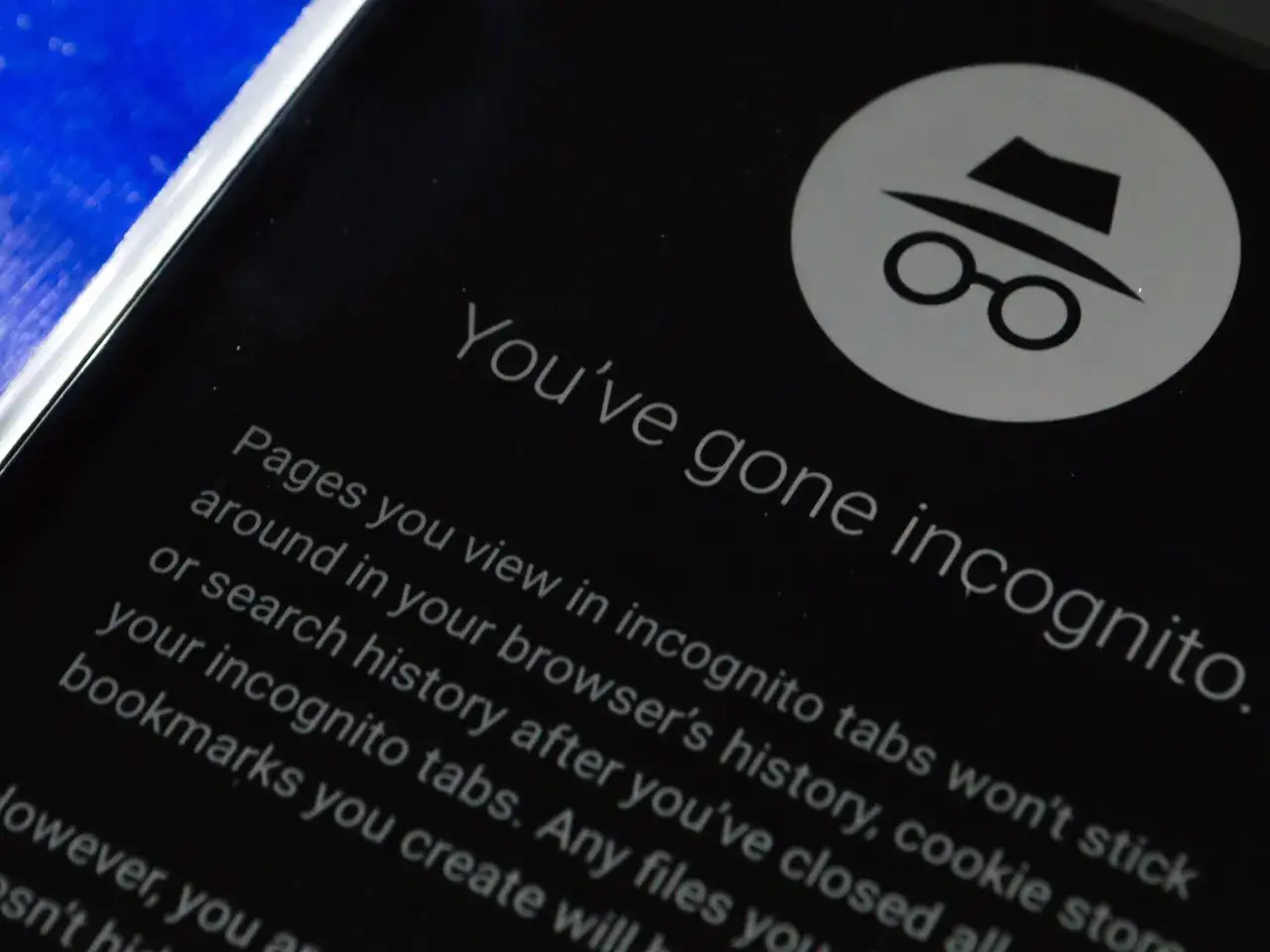 Icono de modo incógnito de Google en una pantalla, con texto que explica la privacidad.