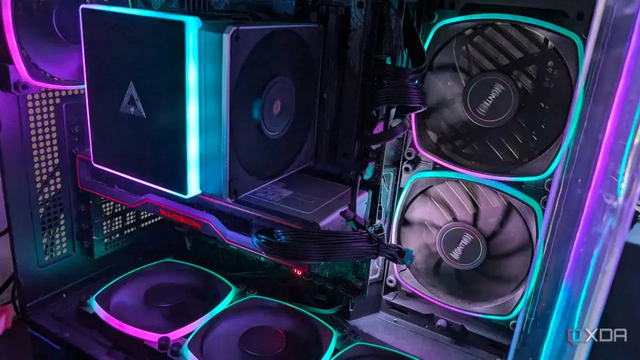 Interior de un PC con luces RGB. Ventiladores y tarjeta gráfica Radeon. Quizás mi ordenador va muy lento por el polvo.