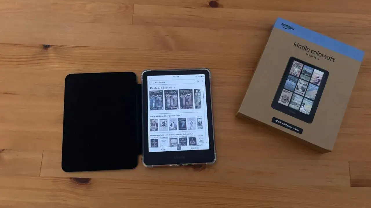 Un Kindle Paperwhite con funda negra y su caja, listo para disfrutar de la lectura en formato Kindle.