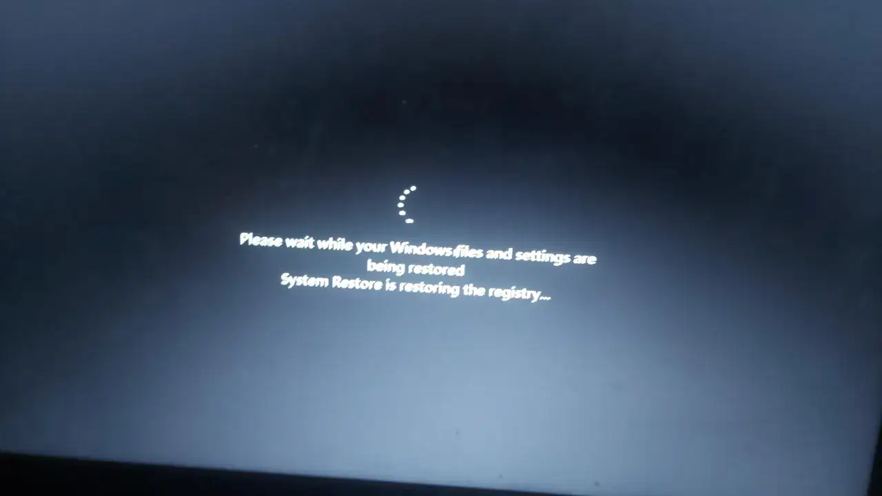 El sistema está restaurando el registro. La restauración del sistema está en curso, devolviendo tus archivos y configuraciones de Windows a un estado anterior.