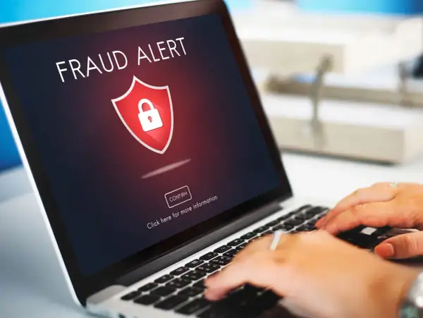 Alerta de fraude en pantalla de portátil. ¡Actúa rápido para eliminar ransomware y proteger tus datos!
