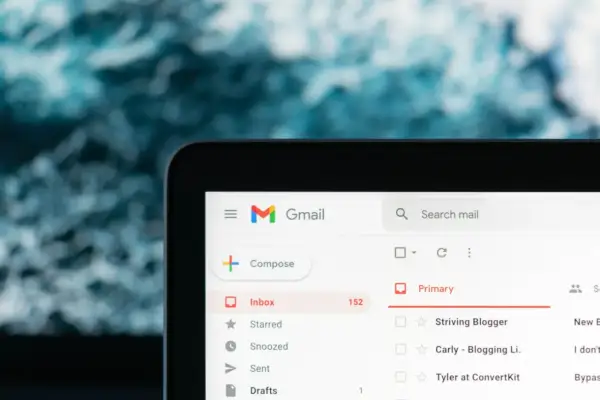 Pantalla de Gmail. Me han enviado un correo desde mi cuenta, aparece en la bandeja de entrada con 152 mensajes.