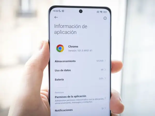 Pantalla de móvil mostrando información de la aplicación Chrome. Útil para gestionar o eliminar virus en Google Chrome de Android.