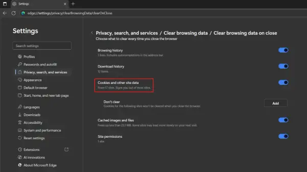 Configuración de Edge para eliminar cookies al cerrar. La opción "Cookies y otros datos del sitio" está activada.