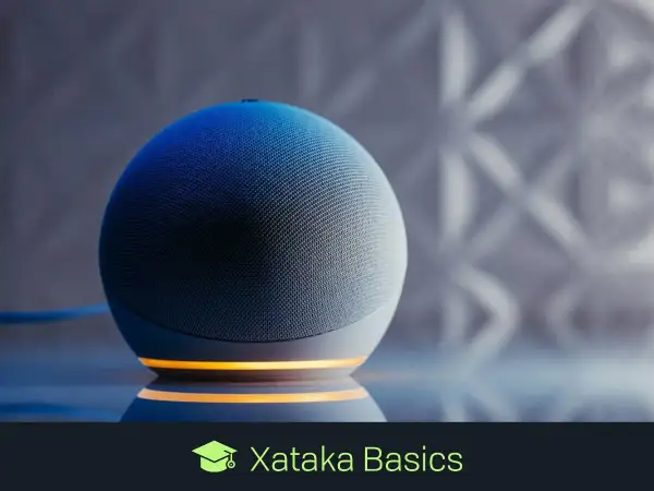 Altavoz inteligente con luz azul y naranja, listo para recibir tus comandos de Alexa.