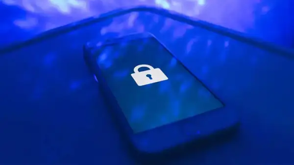 Teléfono con candado, símbolo de seguridad. ¿Qué pueden hacer con mi número de teléfono?