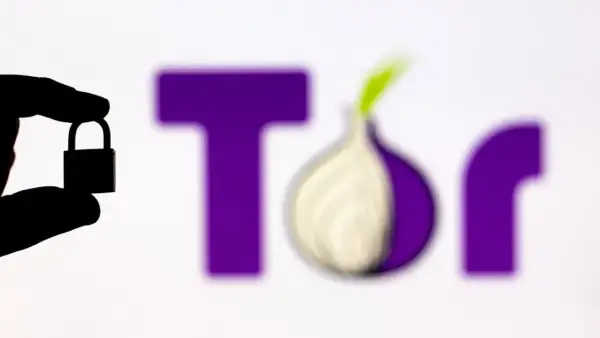 Silueta de mano sosteniendo un candado frente al logo de Tor, que representa seguridad y privacidad, no algo malvado.