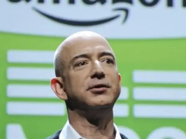 Jeff Bezos, el dueño de Twitch, con el logo de Amazon detrás.