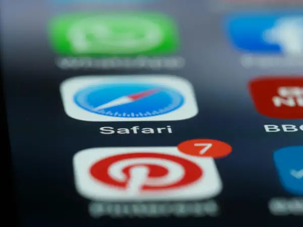 Icono de Safari en pantalla de móvil. Aprende como quitar la navegación privada y navegar sin dejar rastro.