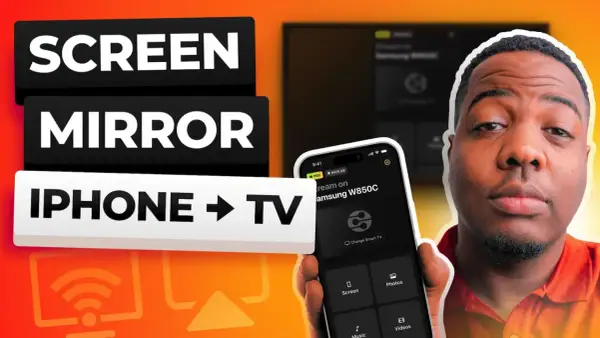 Hombre mostrando cómo hacer compartir pantalla iPhone a TV. La app en el móvil permite transmitir contenido.