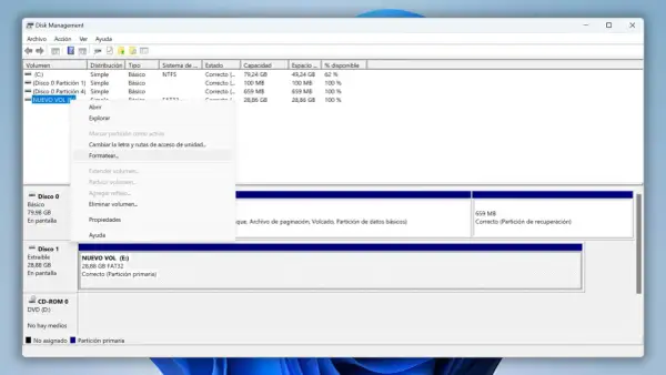 Ventana de Administración de discos de Windows 10, mostrando opciones para formatear una partición, útil para reparar disco duro Windows 10.